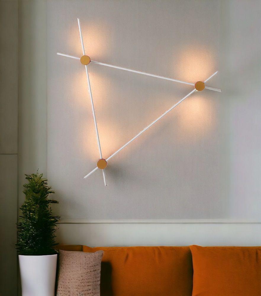Eitie Triangle Wall 170 Wandleuchte von Cassina: Moderne, dreieckige Wandlampe mit warmem Licht.