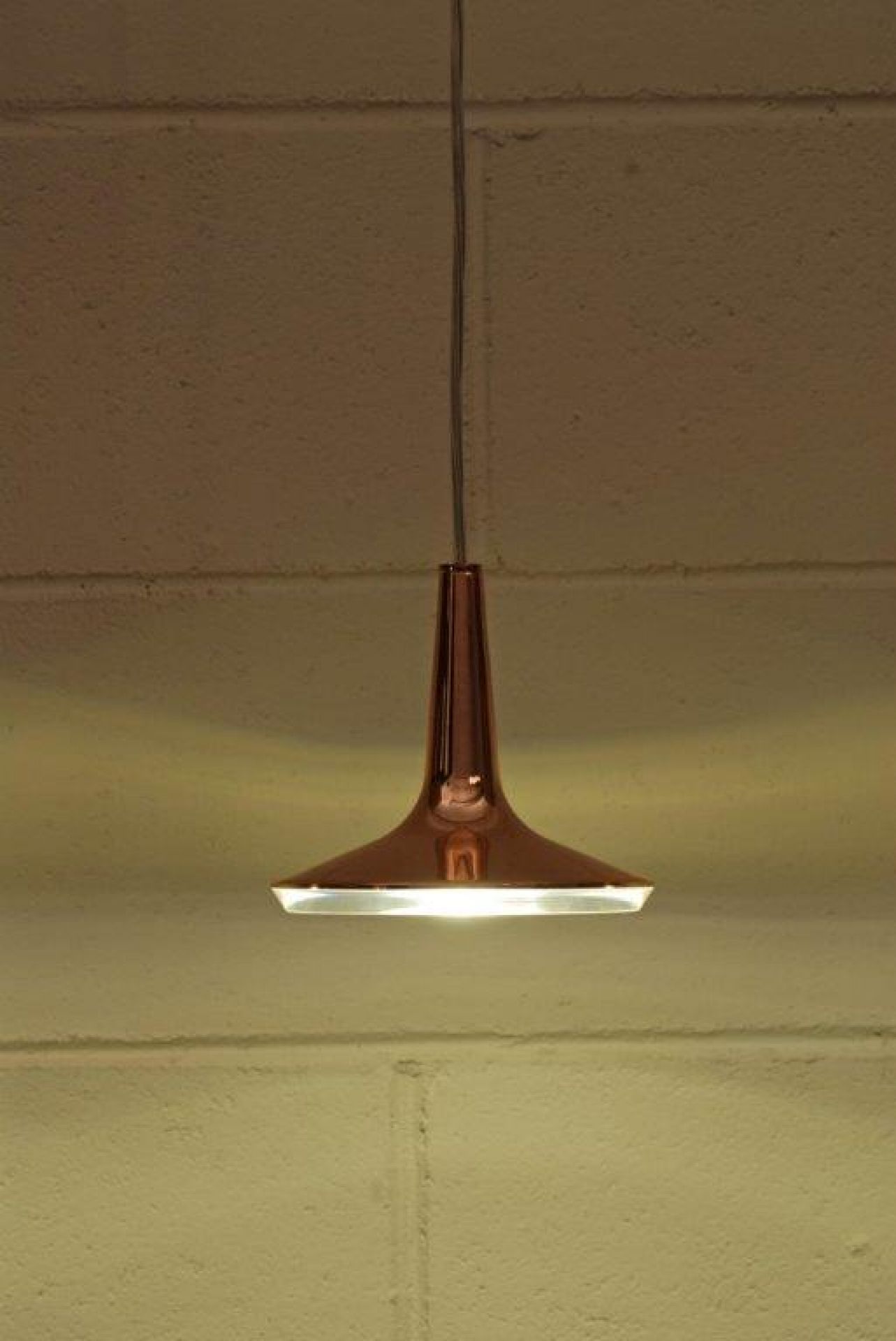 Nahaufnahme der Kin LED Pendelleuchte von Oluce in Kupfer, modernes Design, Innenbeleuchtung.