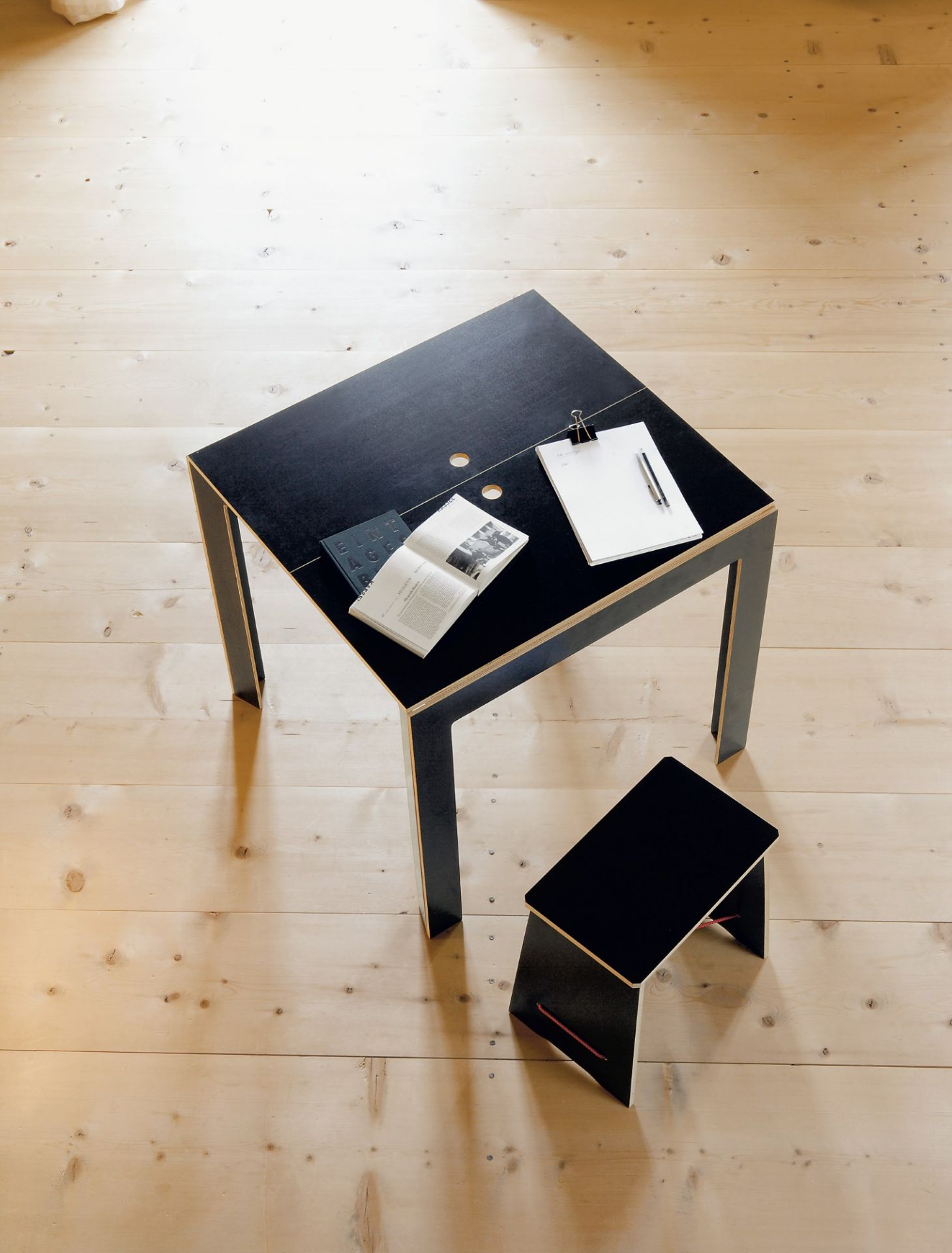 Ansicht von oben: Schwarzer Last Minute Tisch von Nils Holger Moormann mit Hocker.