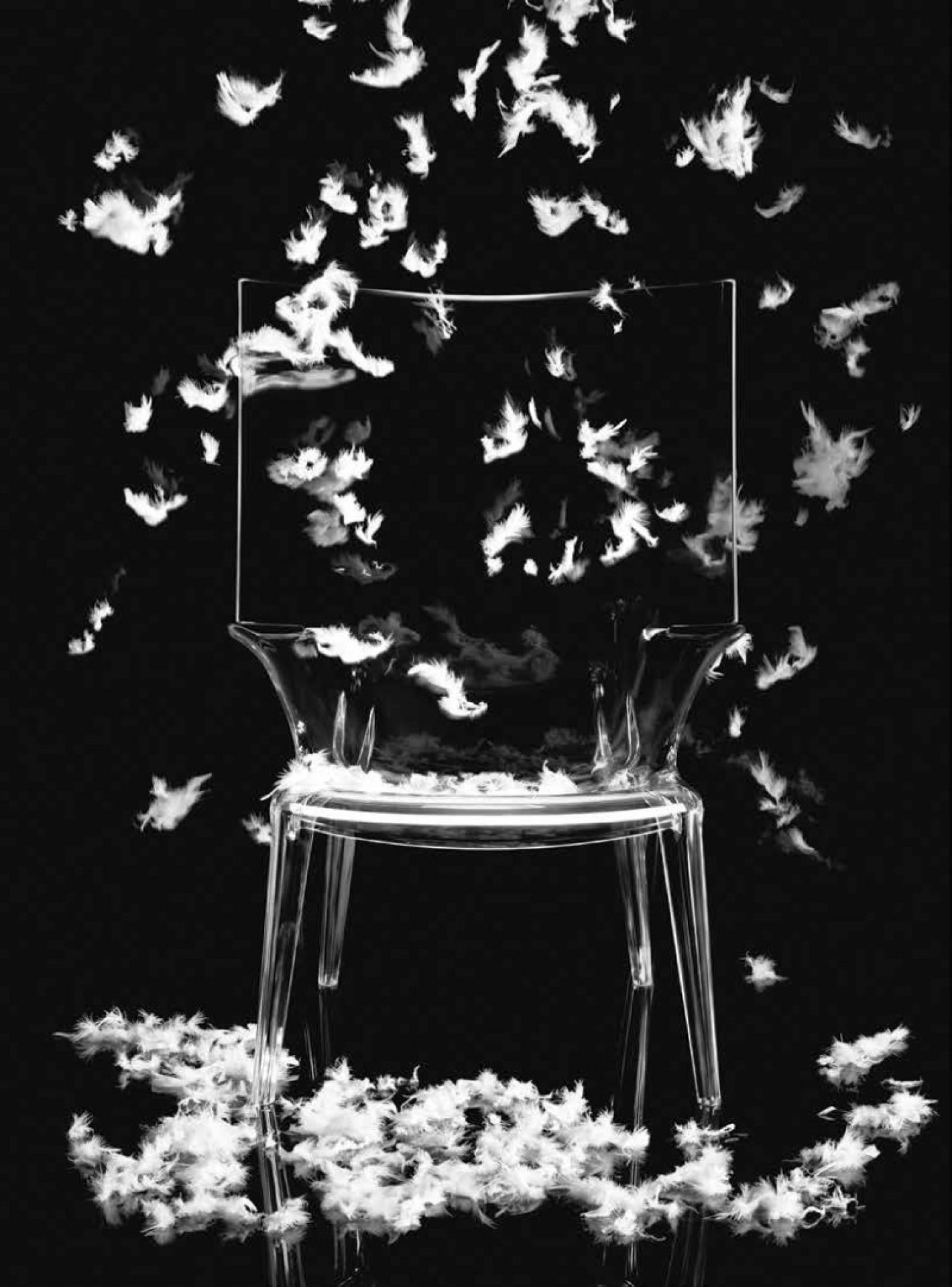 Uncle Jim Sessel von Kartell, transparenter Design Stuhl mit Federn auf schwarzem Hintergrund.
