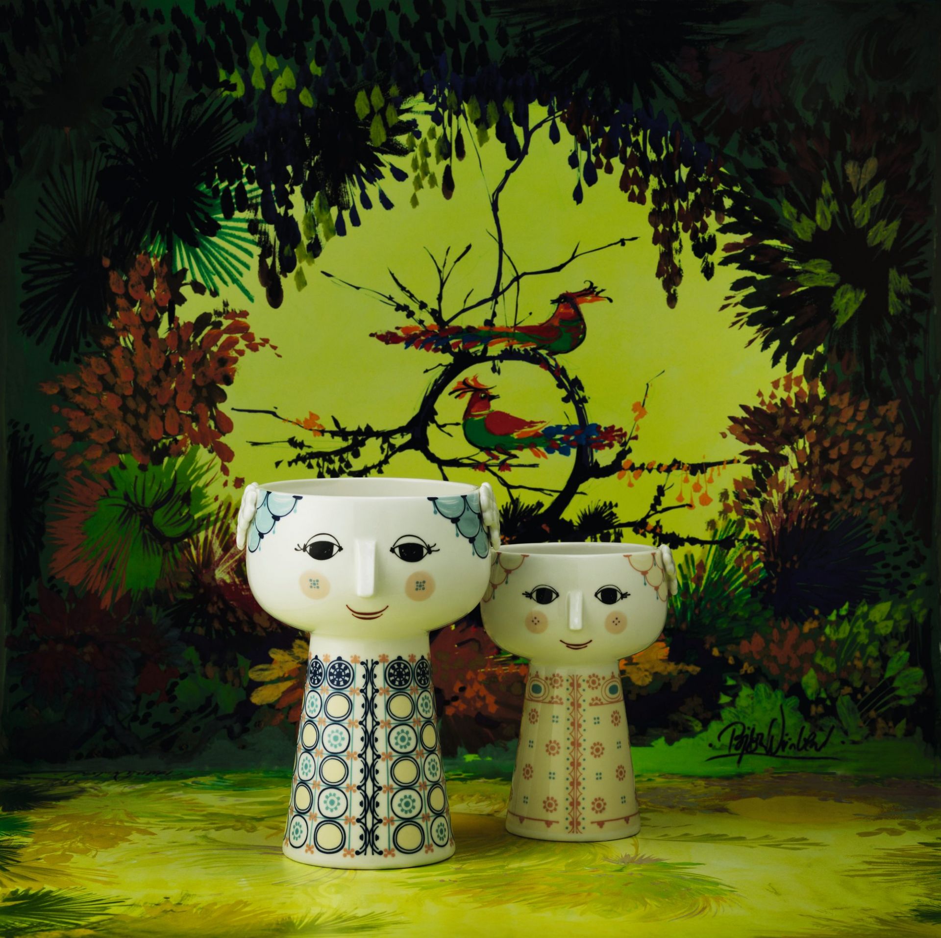 Zwei gelbe Bjorn Wiinblad Eva Vasen, Keramik mit Gesicht, dekoratives Wohnaccessoire im Retro-Stil.