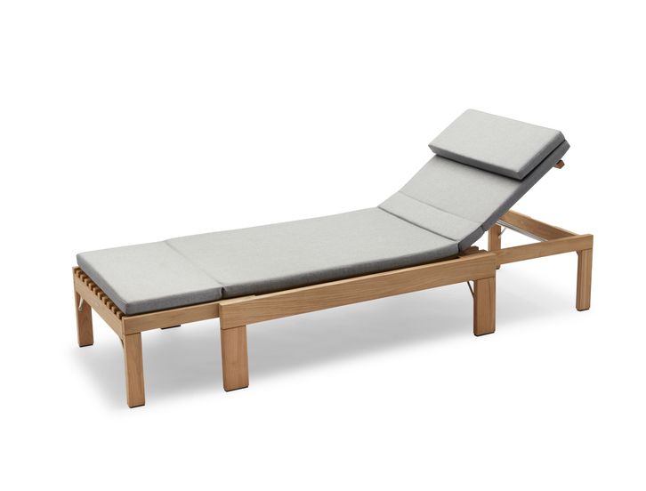 Riviera Sunbed Sonnenliege aus Eschenholz mit grauem Riviera Cushion Sitzkissen für den Outdoor-Bereich.