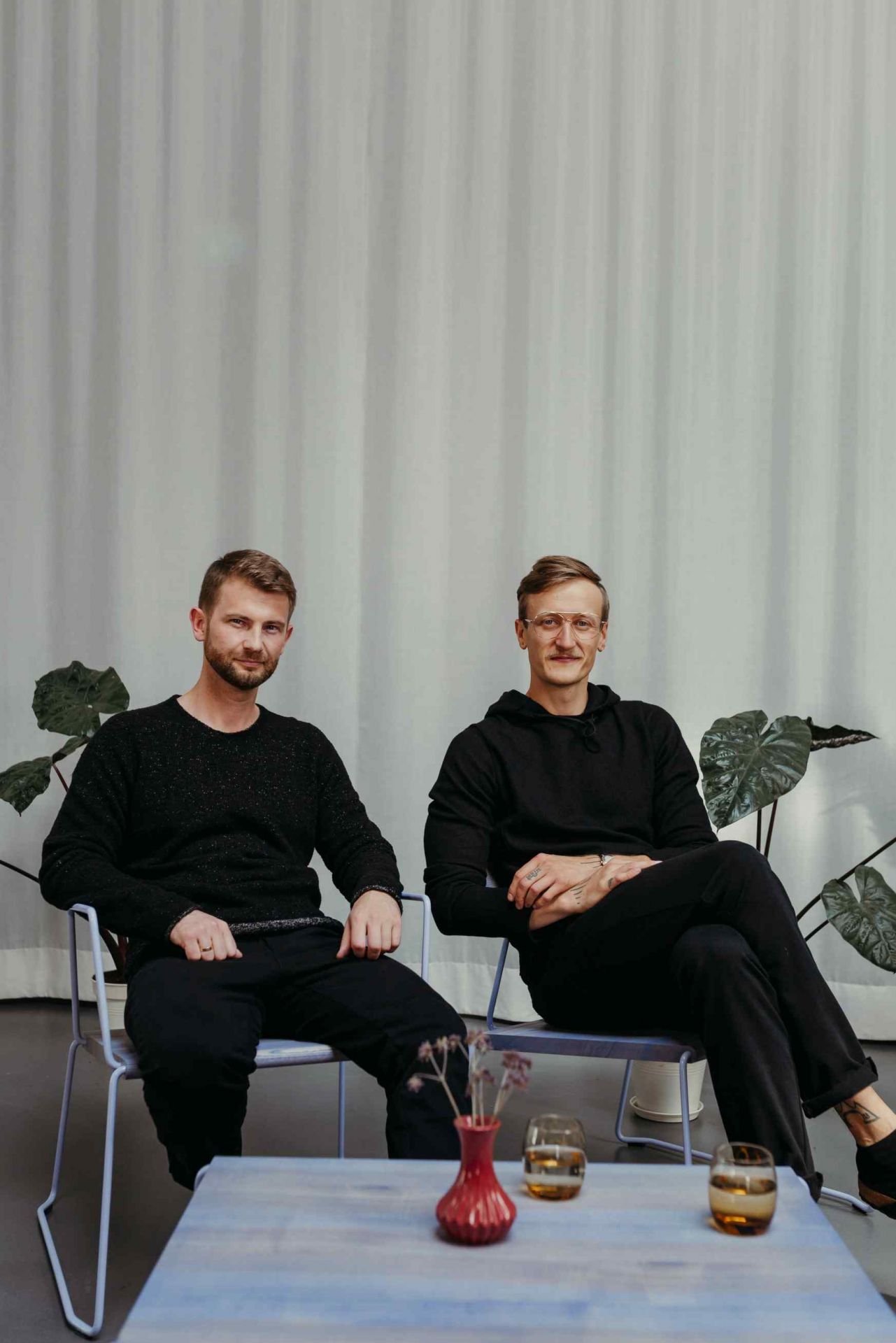 Waldgrüner Couchtisch "Fuchs & Habicht" im Interieur, minimalistisches Design, Wohnzimmermöbel, stilvoller Beistelltisch.