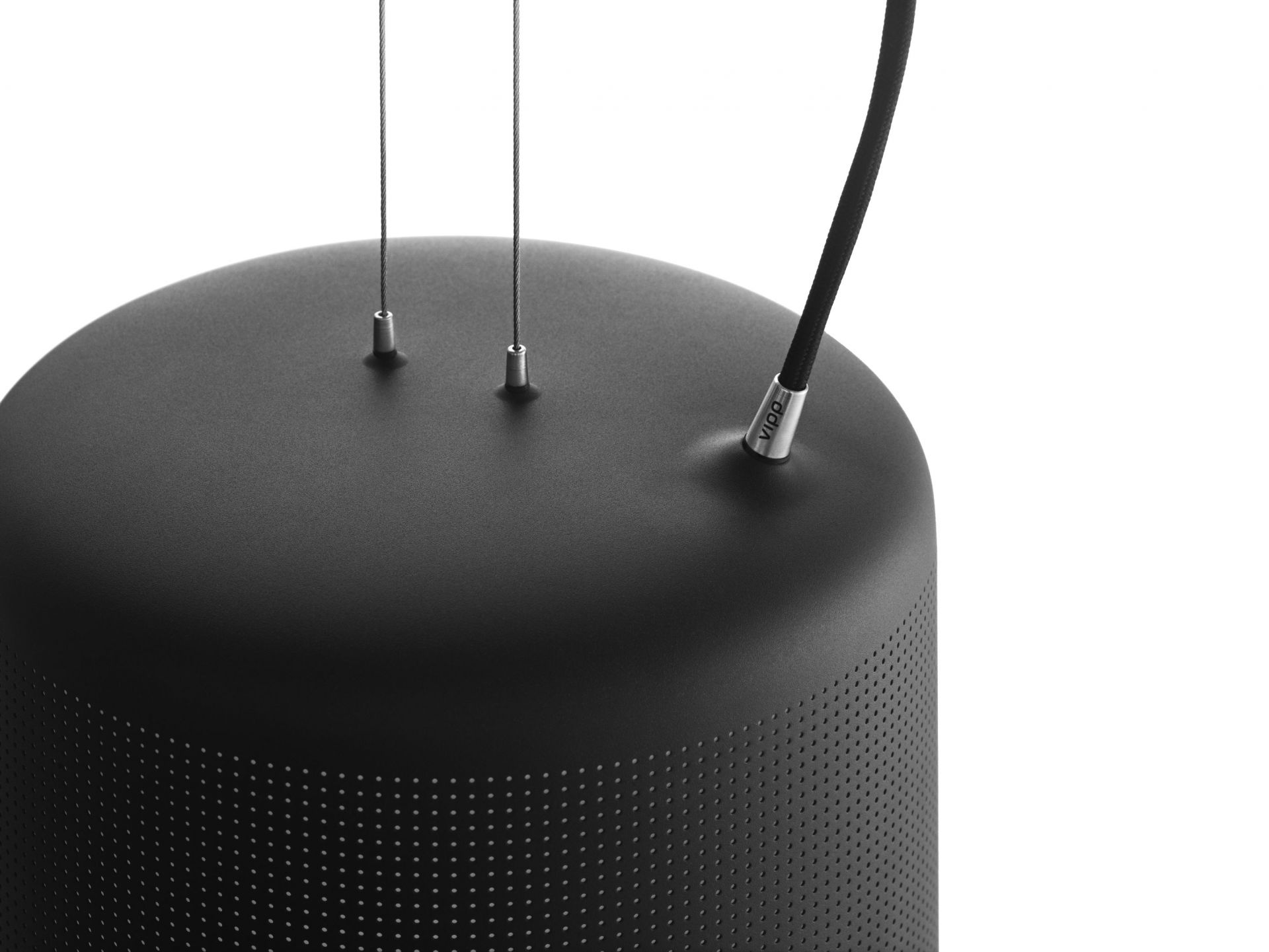 Detailaufnahme der schwarzen Vipp Pendelleuchte mit feinen Perforationen und Textilkabel. Design Lampe.