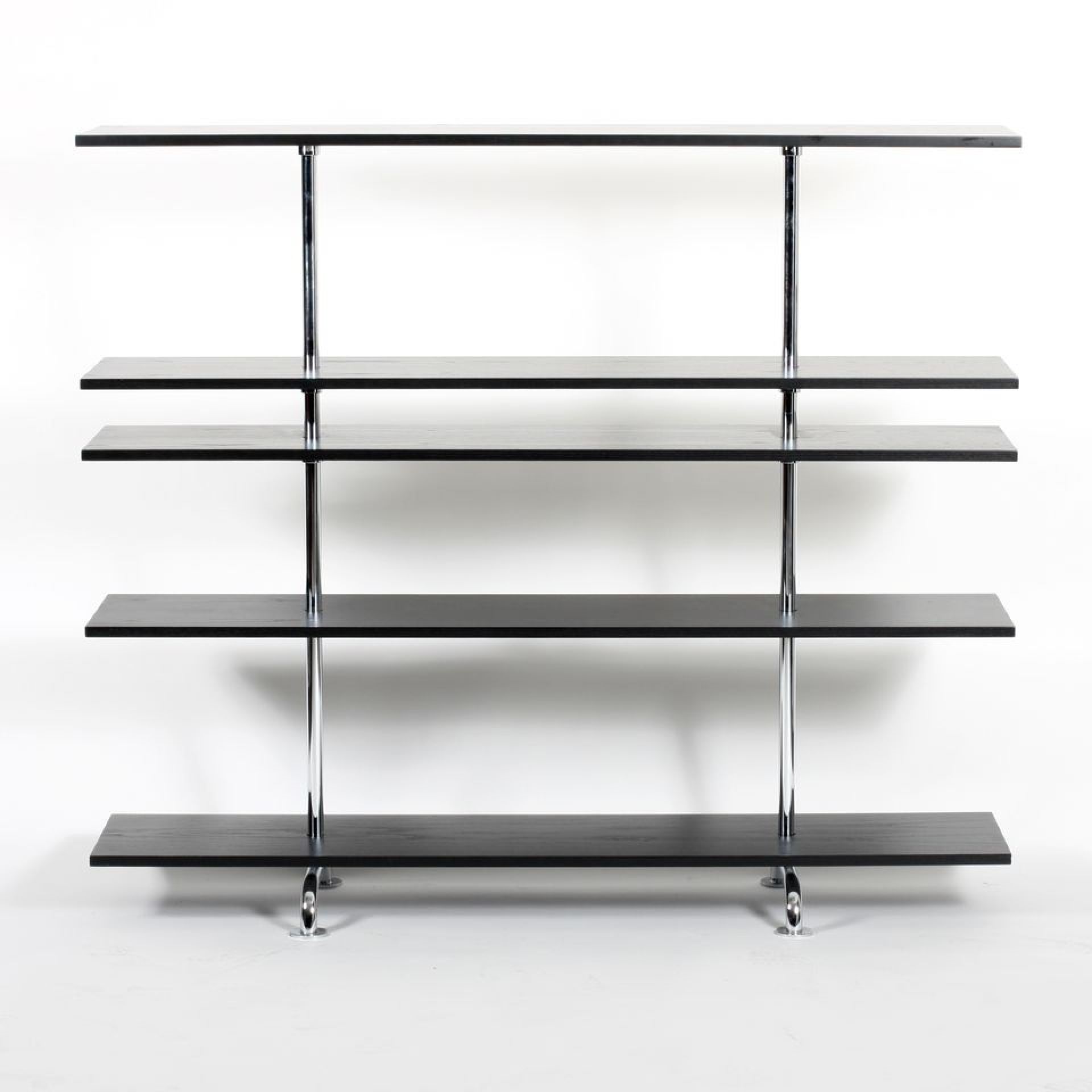 S44 Breuer Regal von Tecta mit vier schwarzen Regalböden und Chromgestell.