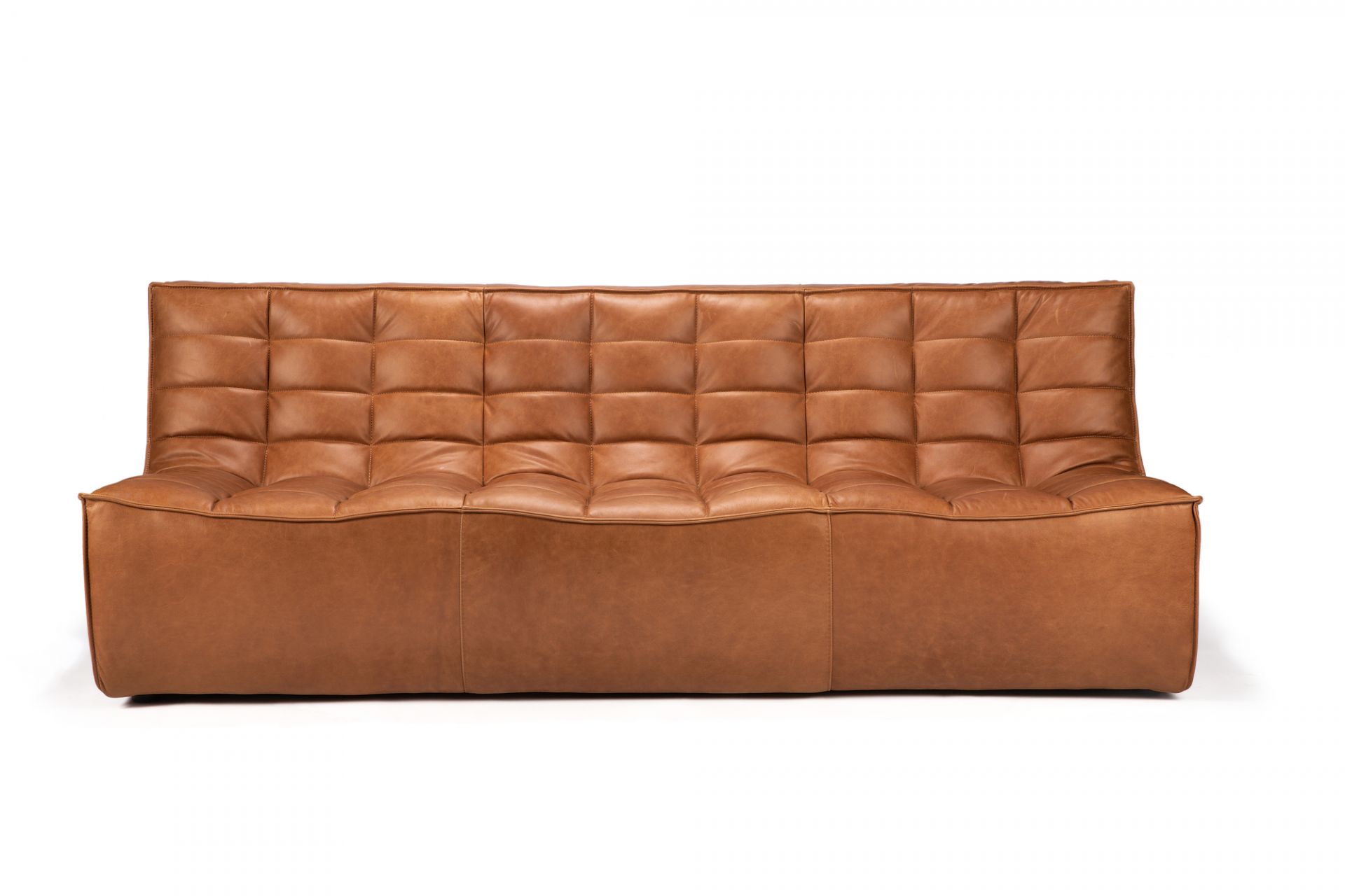 N701 Sofa: 3-Sitzer Ledersofa in Sattelbraun von Ethnicraft, modernes Design für Wohnzimmer.