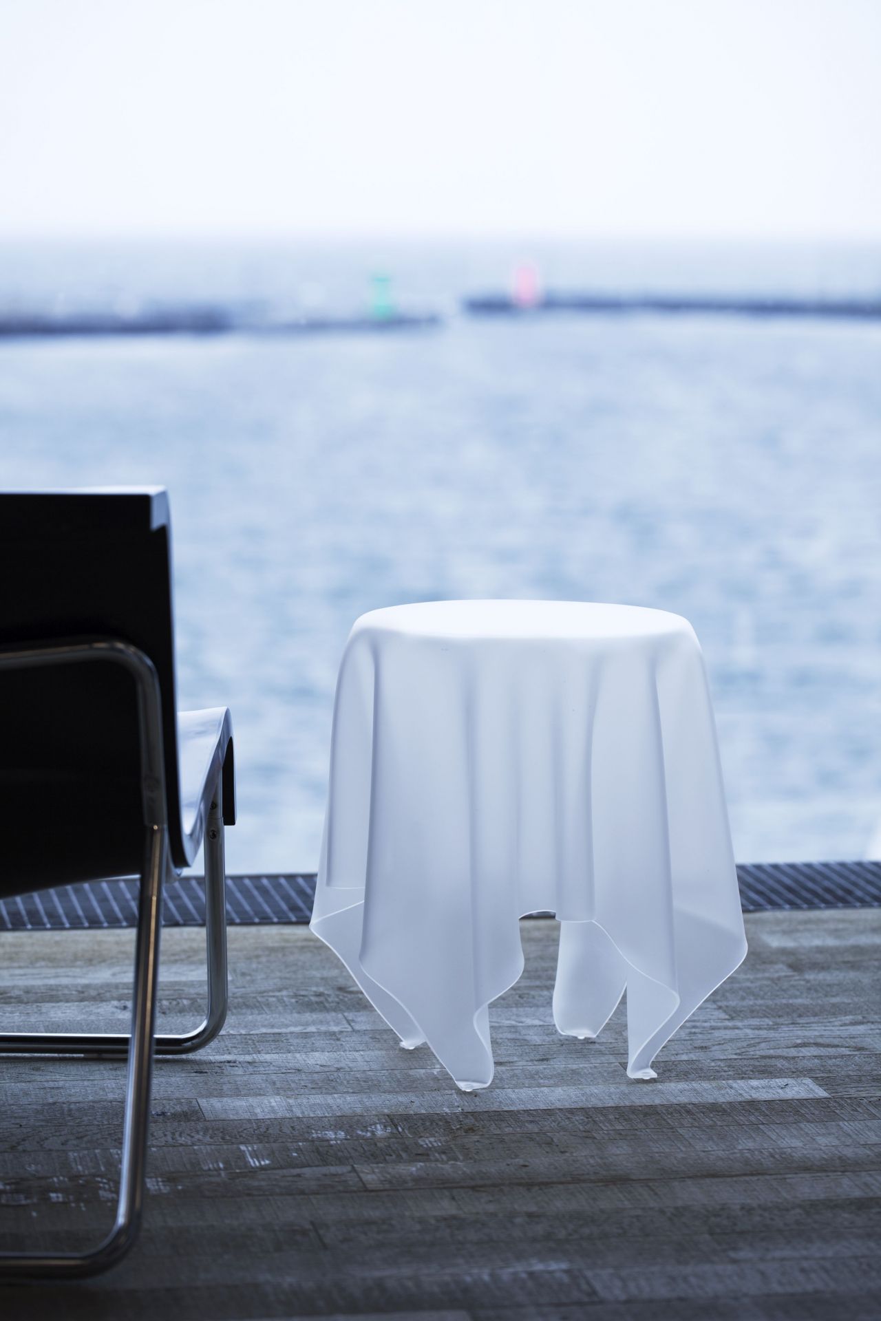 Essey Illusion Beistelltisch in Eisweiß: Moderner, schwebender Tisch für Wohnzimmer und Büro.