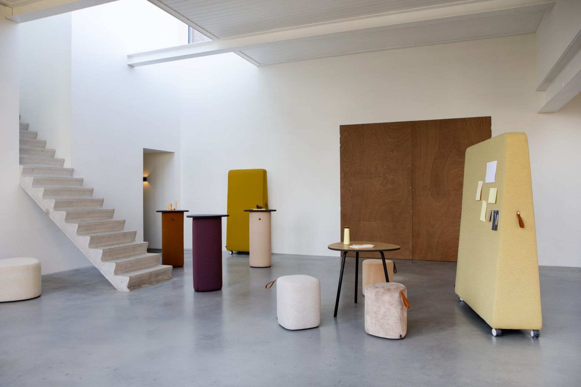 Innenraum mit Cascando Pully Hockern und Stehtischen in verschiedenen Farben.