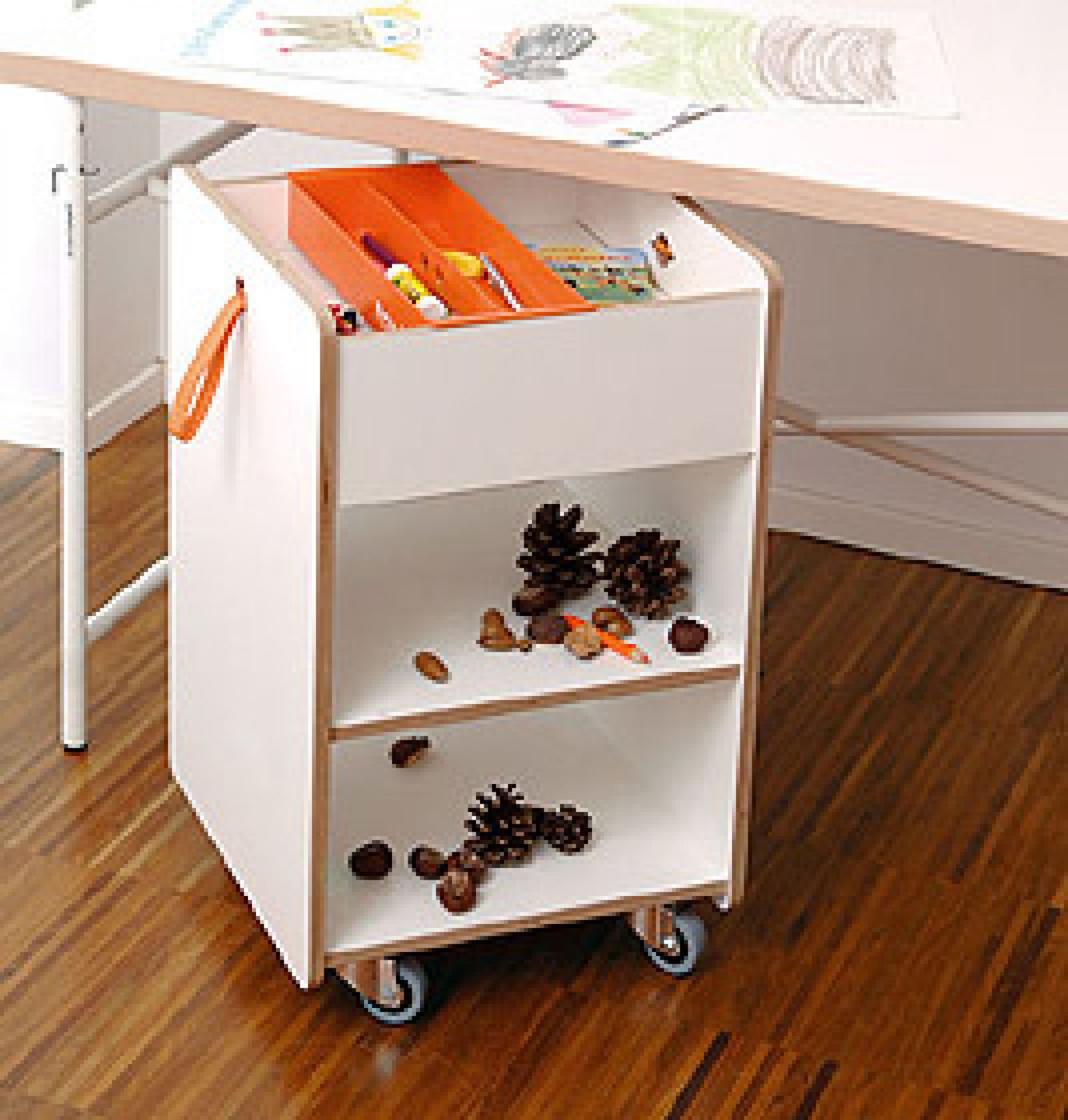 Weiße Stifteschale für Richard Lampert Kindercontainer mit orangefarbenen Stifthaltern und Rollen, ideal zur Aufbewahrung.