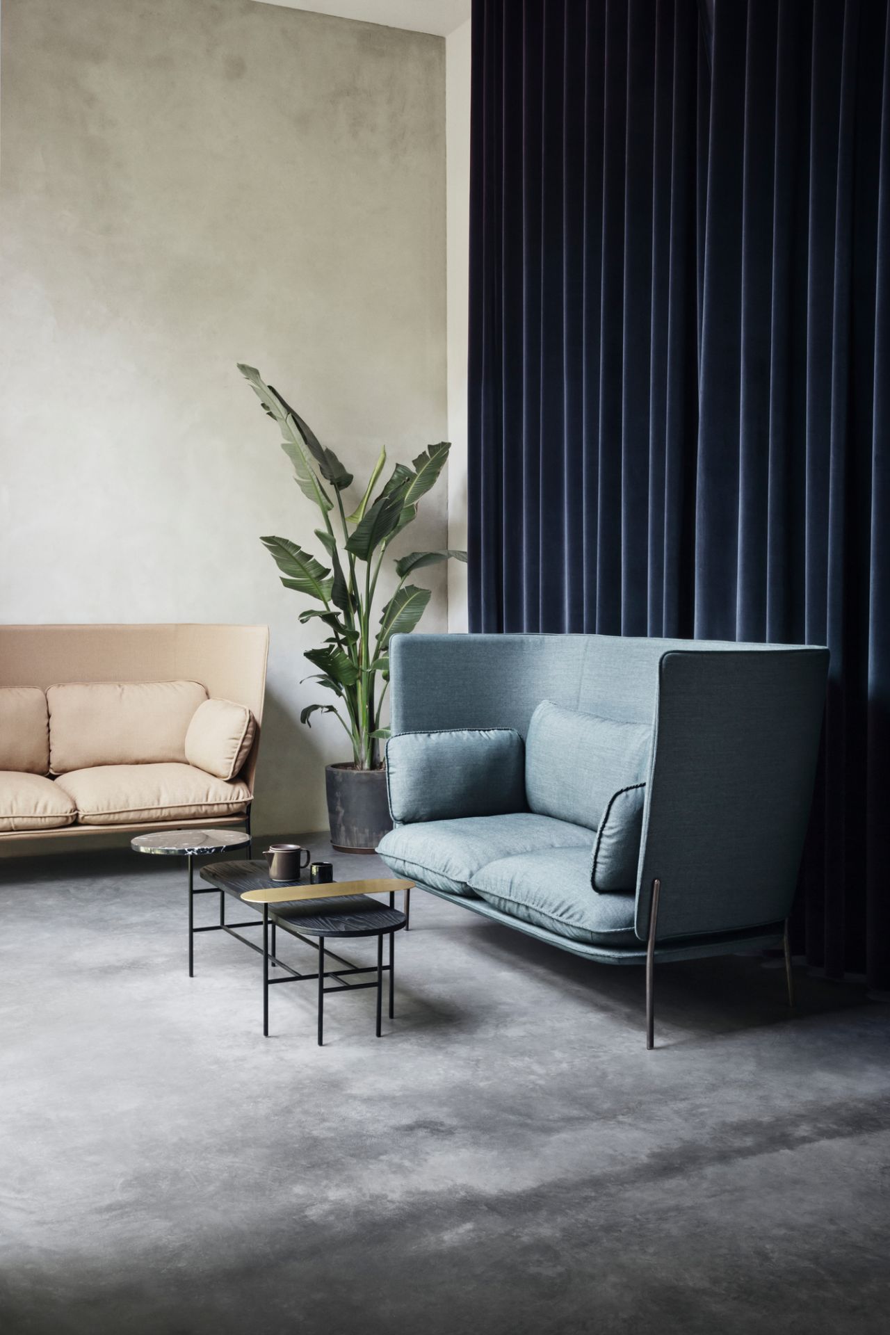 Blaues Cloud Sofa Highback von AndTradition, ein modernes 2-Sitzer Sofa mit hoher Rückenlehne.