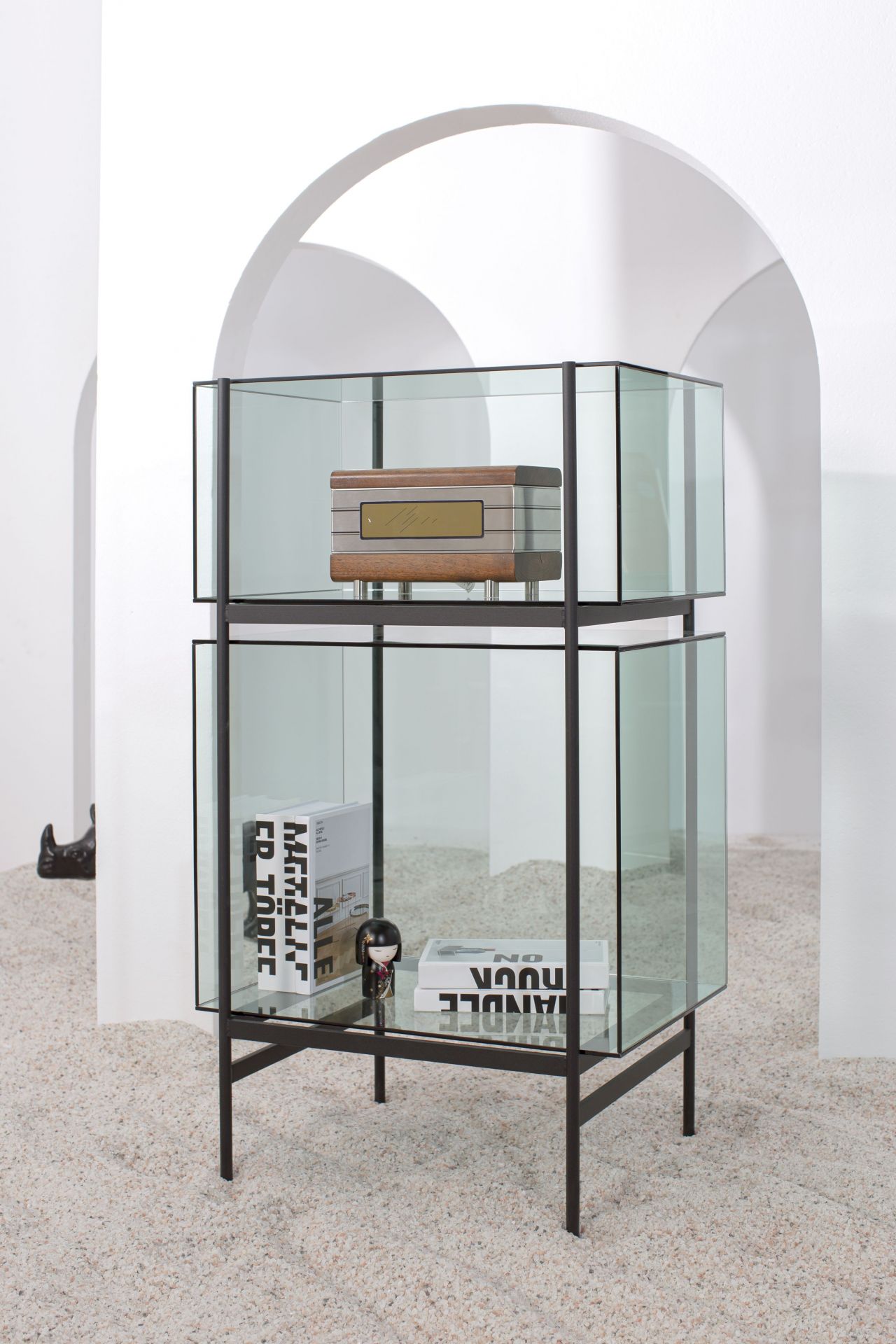 Lyn Regal von Pulpo, kleines Glasregal mit schwarzem Rahmen, modernes Möbeldesign für Wohnzimmer und Büro.