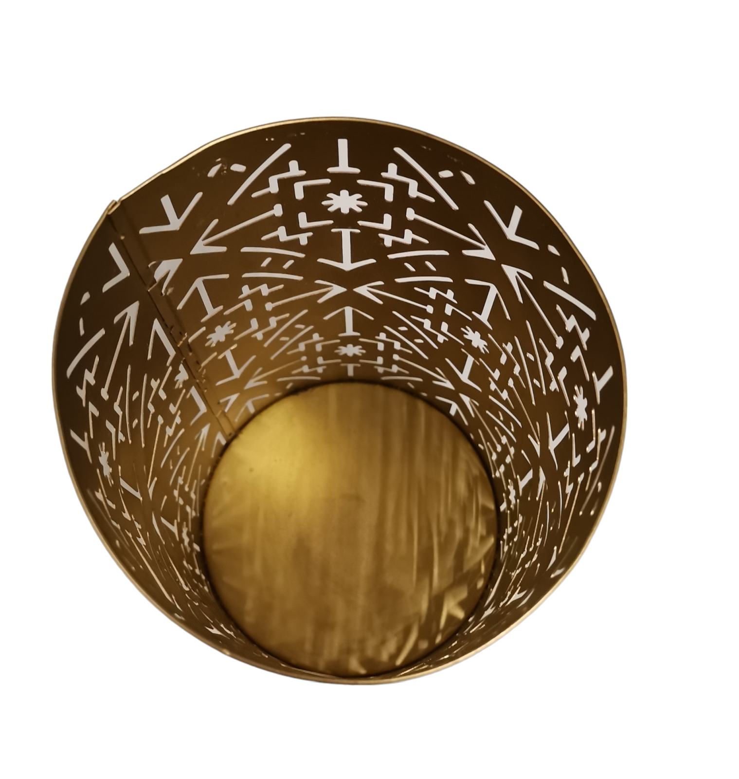 Goldener Wilma Teelichthalter von House Doctor mit filigranem Muster, stimmungsvolle Dekoration für Tisch und Fensterbank.