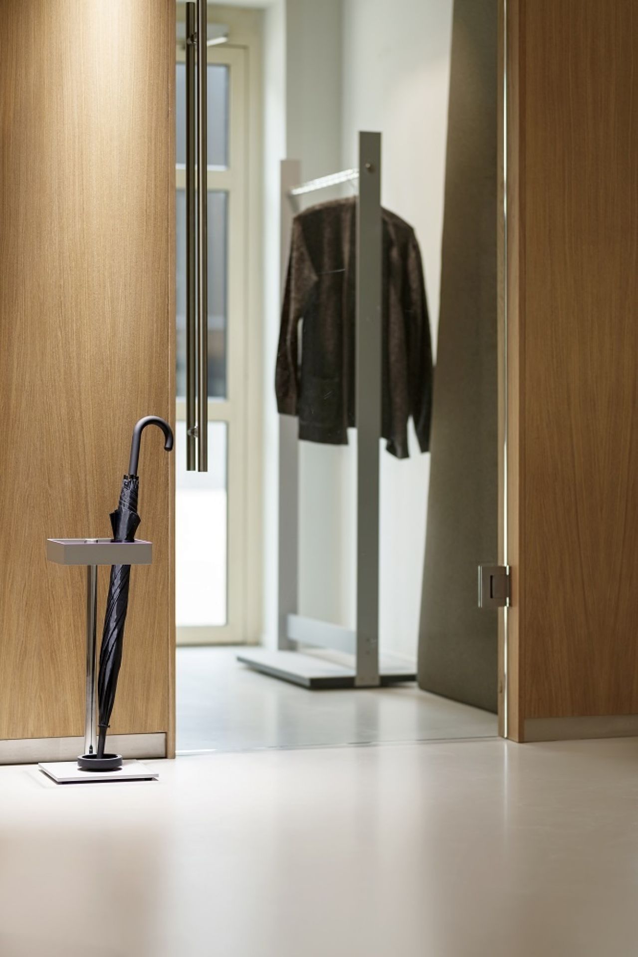 Focus Standgarderobe von Cascando mit Schirmständer und Kleiderstange in modernem Design für den Eingangsbereich.