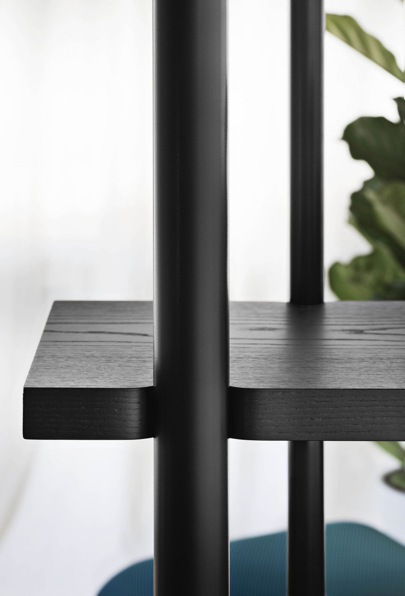 Detailaufnahme des Milonga Regals von Miniforms mit schwarzem Gestell und lackierten Brettern.