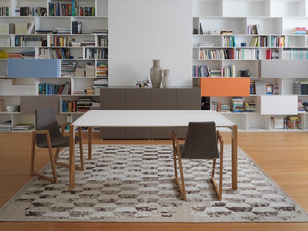 Tango Estensibile Ausziehtisch von Casamania Horm in Weiß und Eiche mit zwei Stühlen.