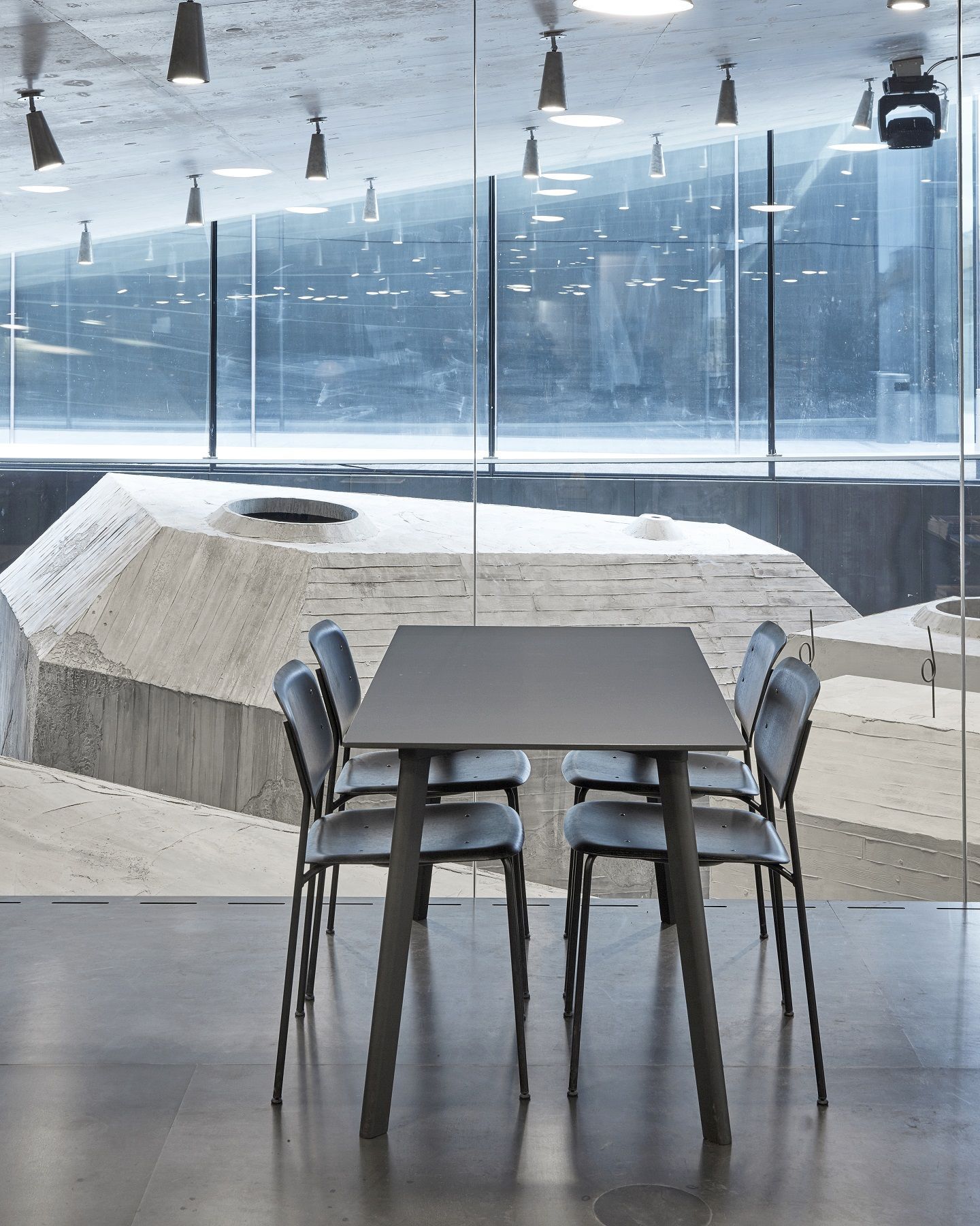 Schwarzer CPH Deux 210 Tisch von Hay, 140x75 cm, mit vier Stühlen in modernem Büro.