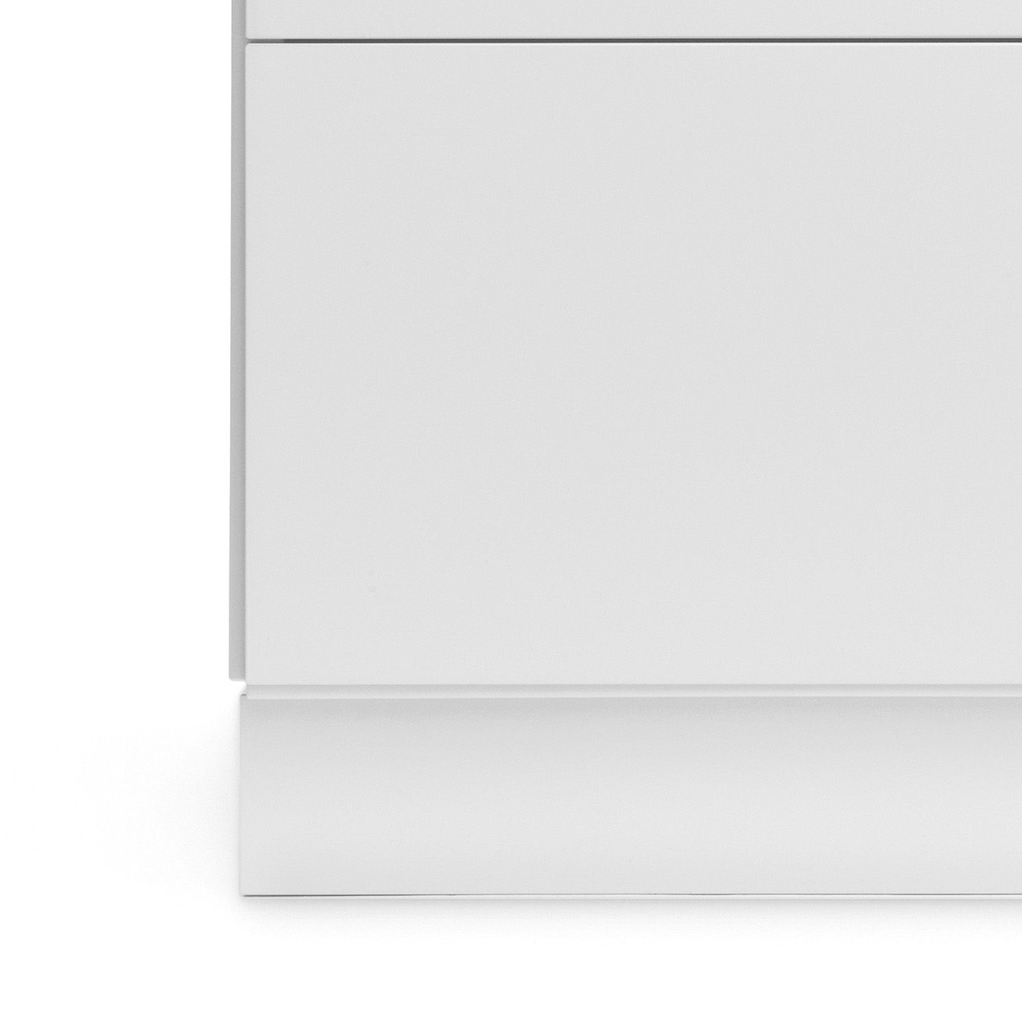 Detailaufnahme: Weißer Relief Sockel für String Kommode, modernes Möbeldesign.