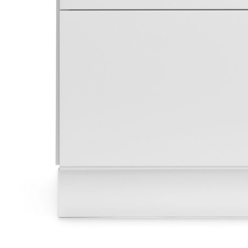 Detailaufnahme: Weißer Relief Sockel für String Kommode, modernes Möbeldesign.