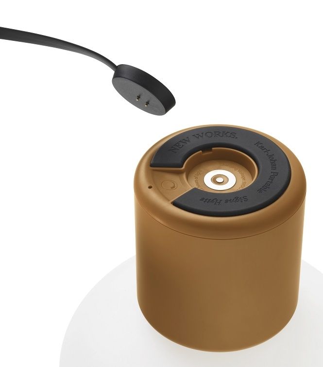 Detailaufnahme: Karl-Johan Portable Tischleuchte in Ockergelb mit Ladekabel. Akkuleuchte für stimmungsvolle Beleuchtung.