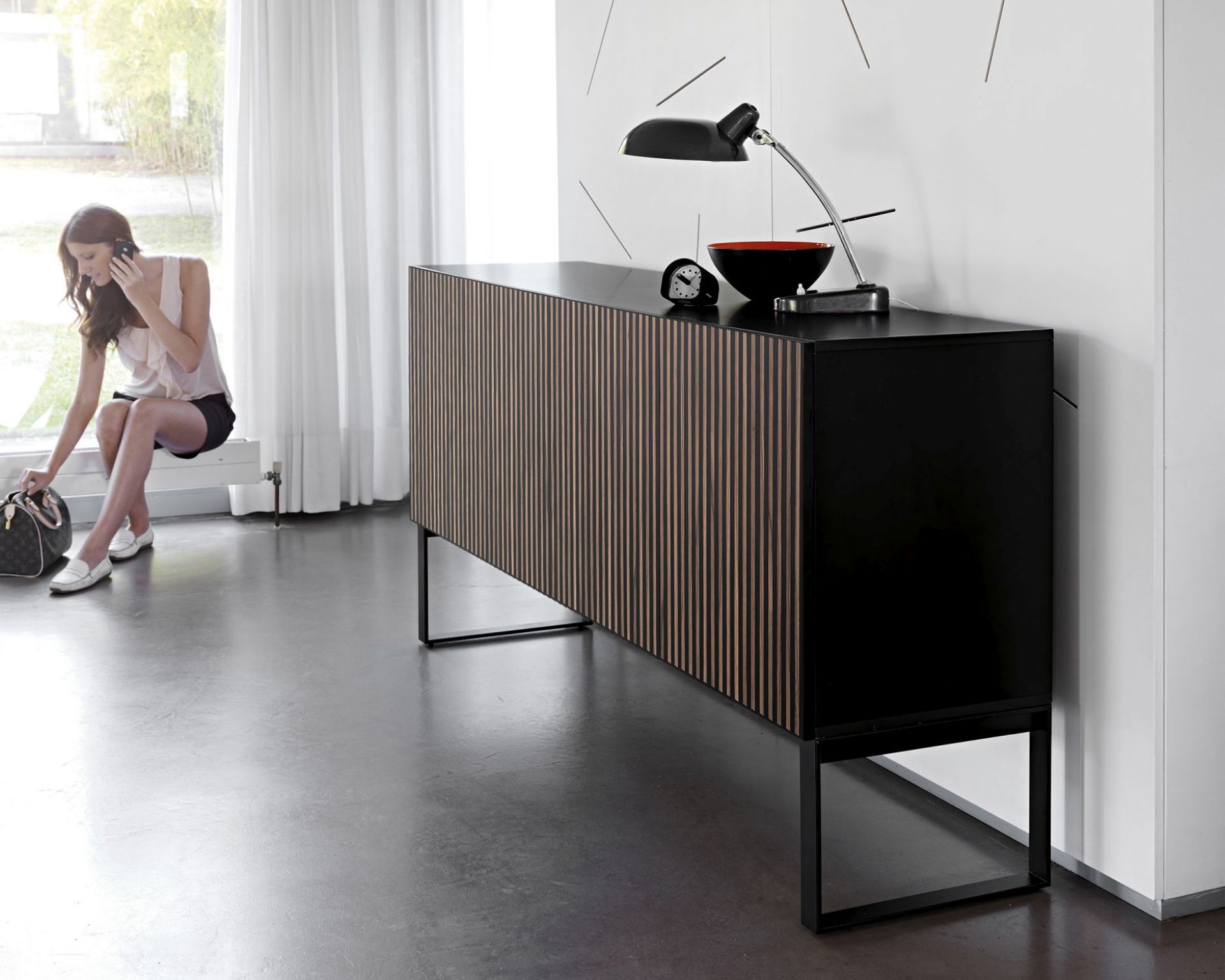 Leon Decor Anrichte mit 4 Türen in Schwarz und minimalistischem Design. Sideboard für Wohnzimmer.