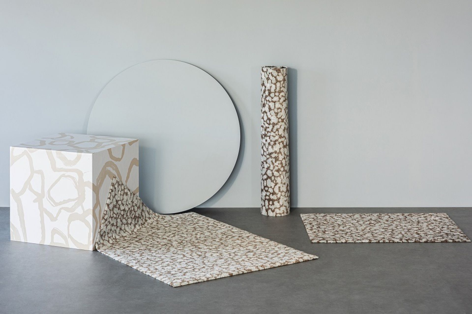 Heymat Grain Sandstone Fußmatte für Innenräume, mit abstraktem Muster und minimalistischem Design.