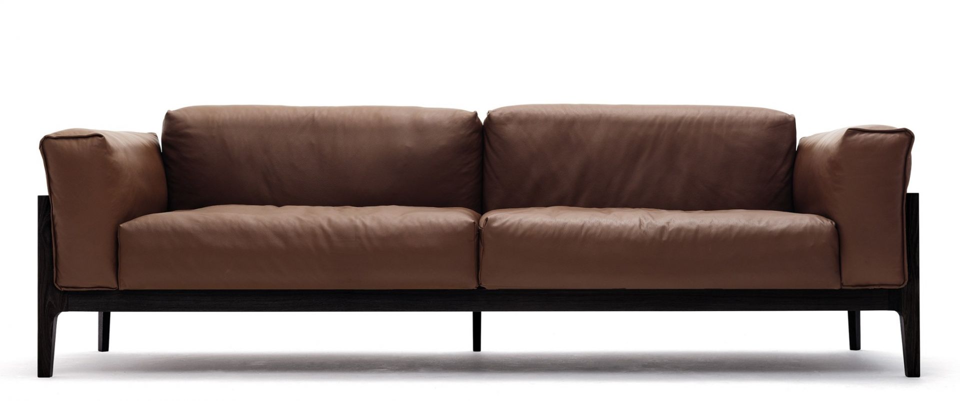 Braunes Elm Sofa mit Lederbezug und dunklem Holzgestell, modernes Design für Wohnzimmer.