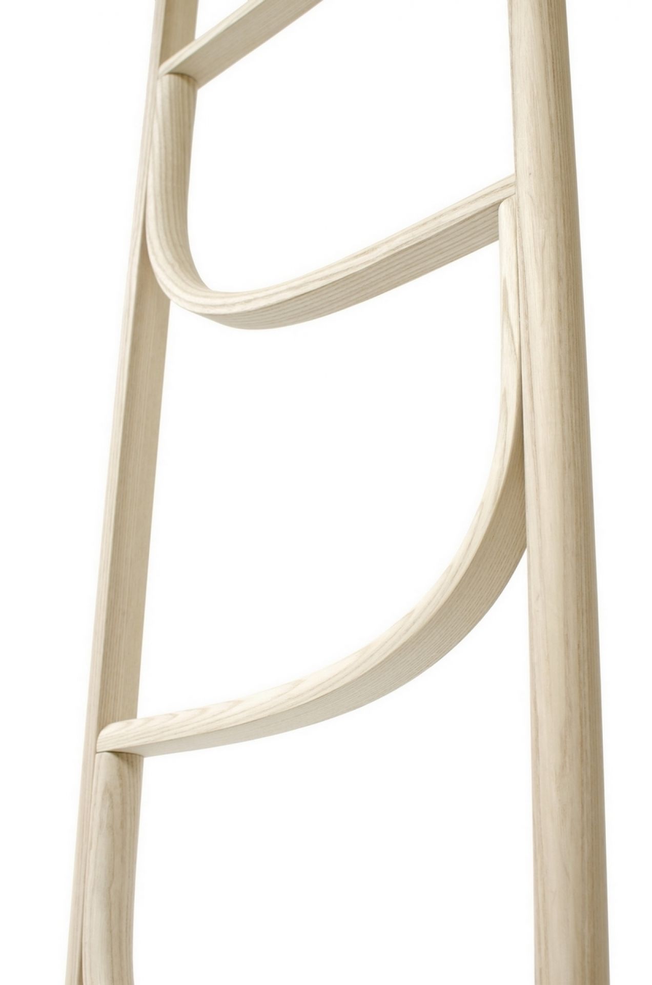 Detailaufnahme der hellen Holz-Kleiderleiter von Wiener GTV Design, moderne Garderobenlösung für Schlafzimmer und Ankleidezimmer.