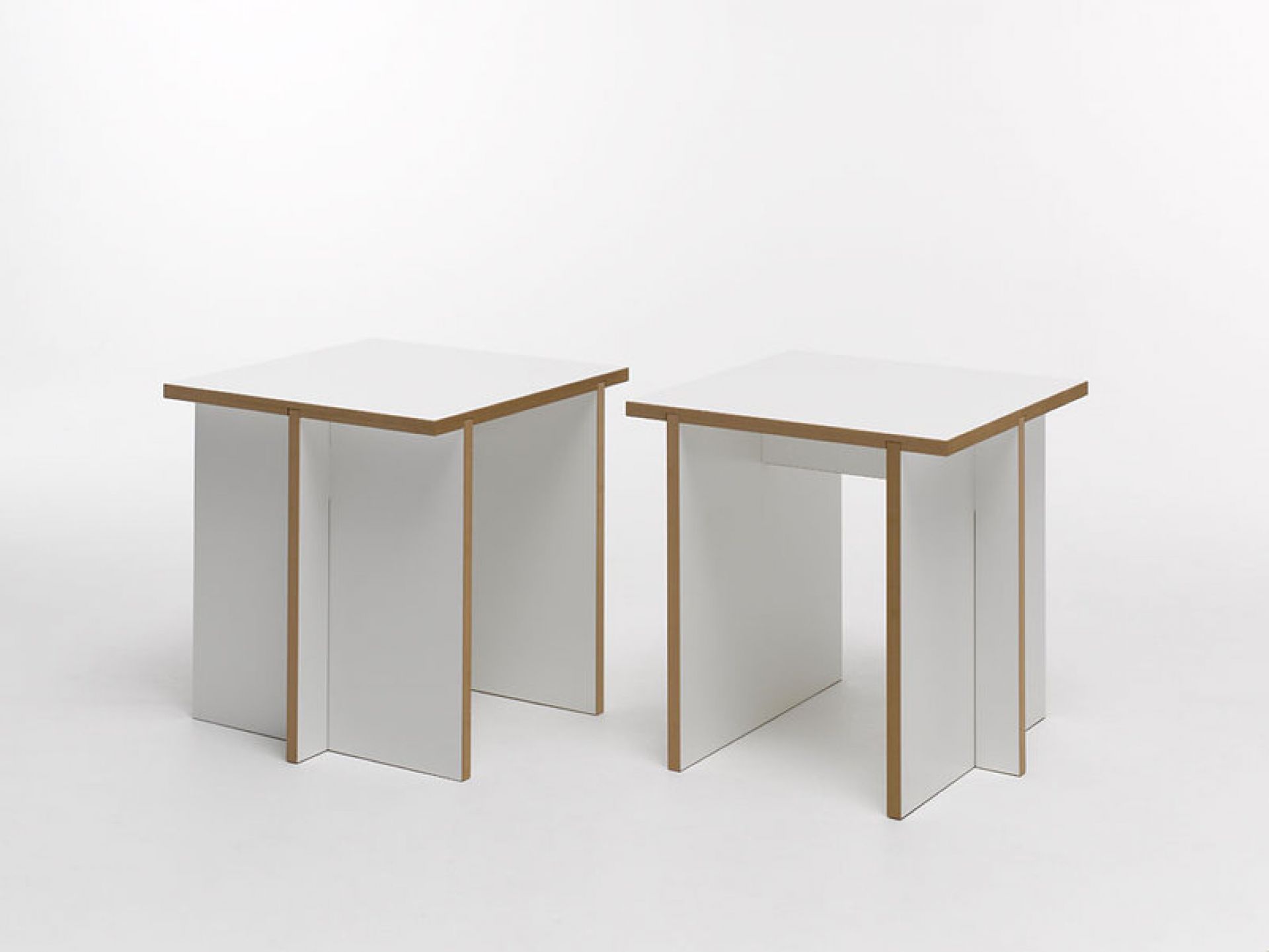 Zwei weiße Tojo Hocker aus Holz, minimalistisches Design für moderne Tischgruppe, vielseitig einsetzbar.