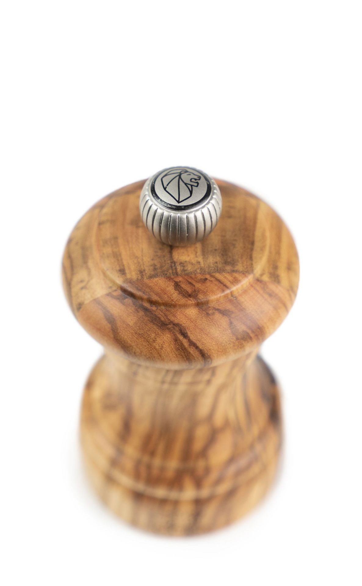 Peugeot Salzmühle/Pfeffermühle aus Olivenholz, 10 cm, Detailaufnahme des Mahlwerks und des Peugeot-Logos.