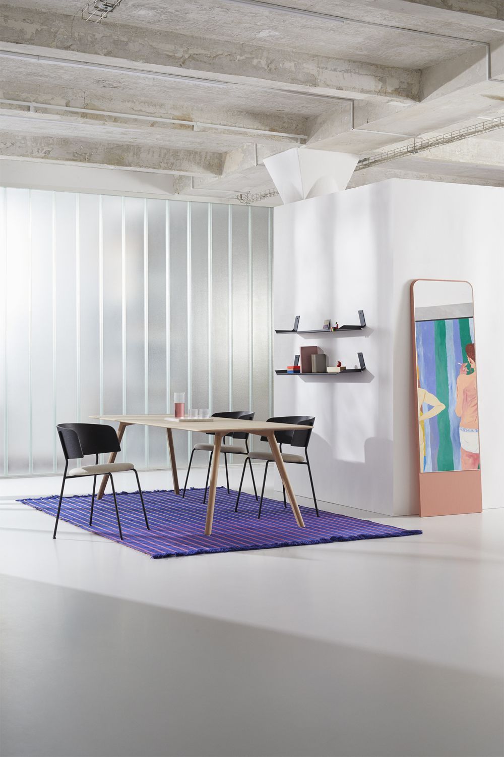 MEYER Tisch Large mit Stühlen auf lila Teppich in modernem Interieur. Esstisch aus Holz.