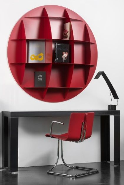 Rotes, sphärisches Bücherregal von Continental AL an einer weißen Wand, Bücher darin.