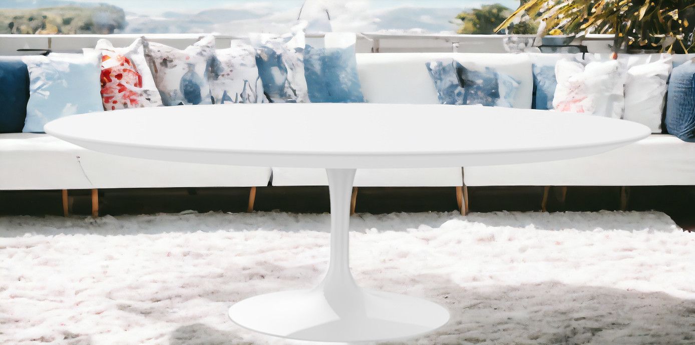 Weißer runder Saarinen Outdoor Couchtisch von Knoll International auf einer Terrasse mit Sofa.