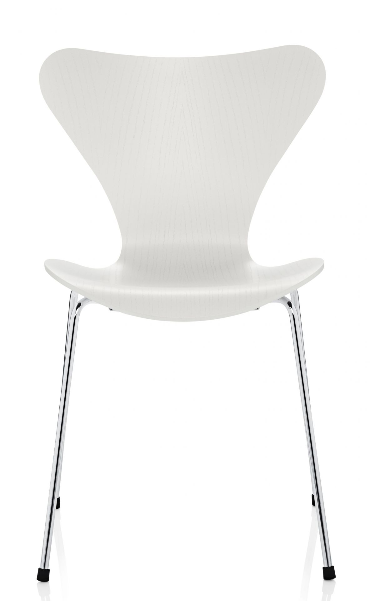 Weißer Siebener Stuhl mit Chromgestell von Fritz Hansen, ein Designklassiker für modernes Wohnen.