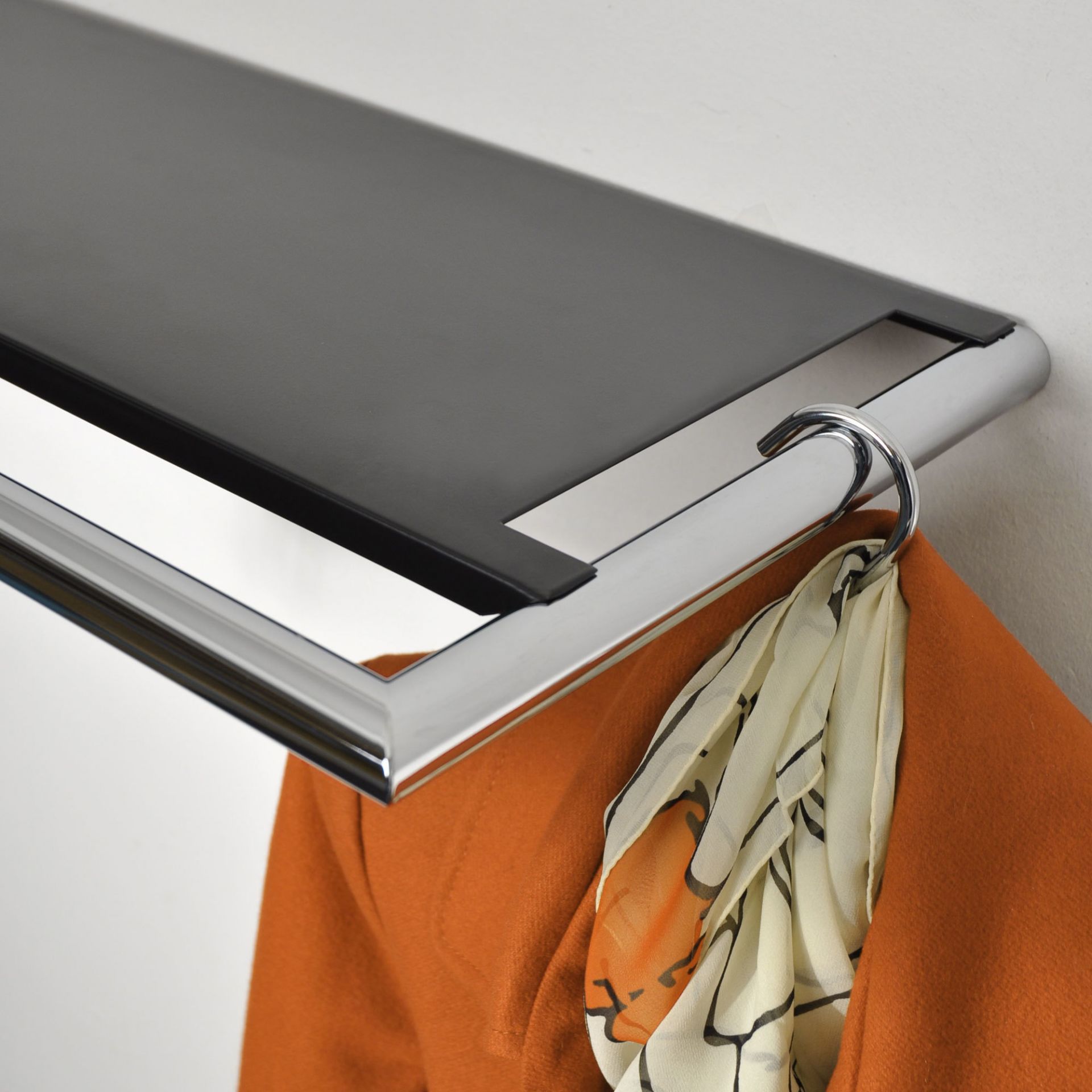 Link 55 Wandgarderobe mit Hutablage Mox: Detailansicht der modernen Garderobe mit Jacke und Schal.