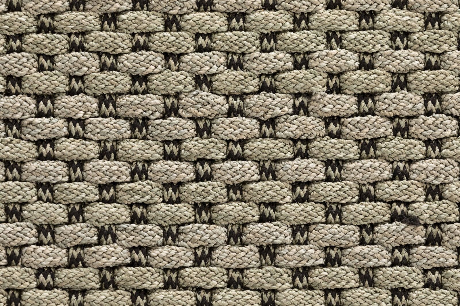 Detailaufnahme des gewebten Musters vom Saline Outdoor Teppich von Gan, beige und schwarz.