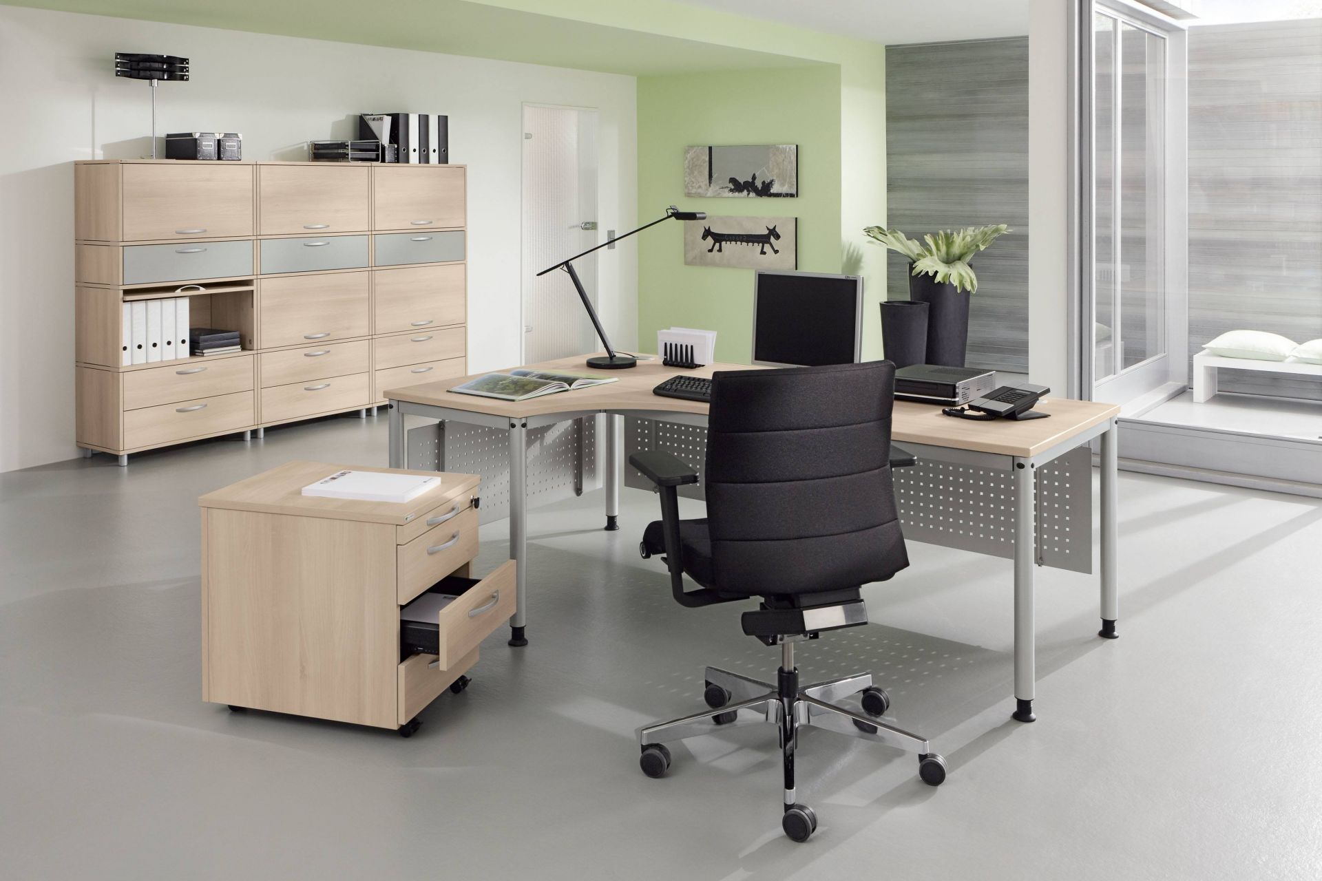 Büro mit Palmberg Sinac Konferenztisch in Bootsform, Büromöbeln und Bürostuhl in modernem Design.