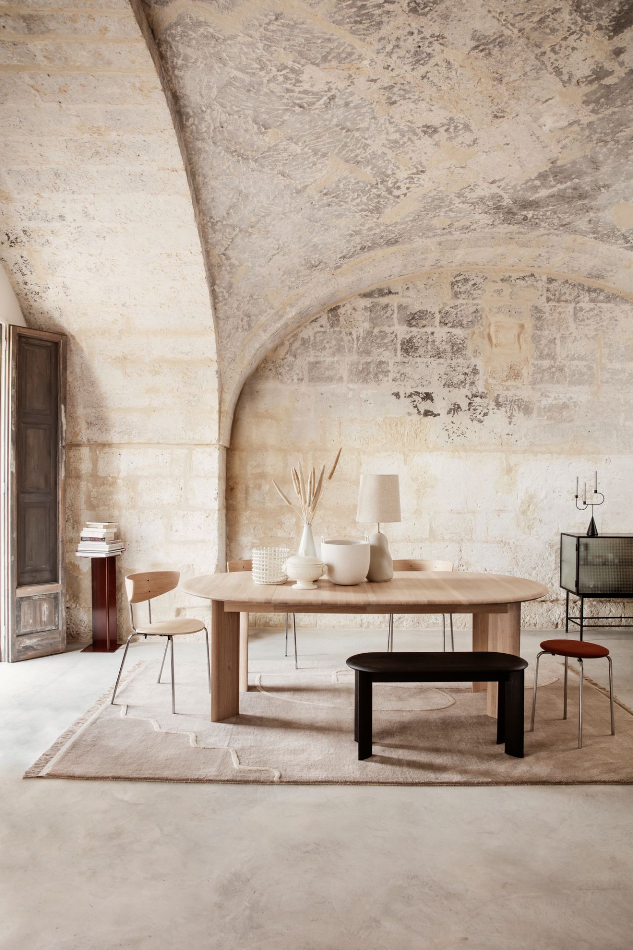 Bevel Table Ausziehtisch von Ferm Living, Eiche geölt, in einem stilvollen Esszimmer.