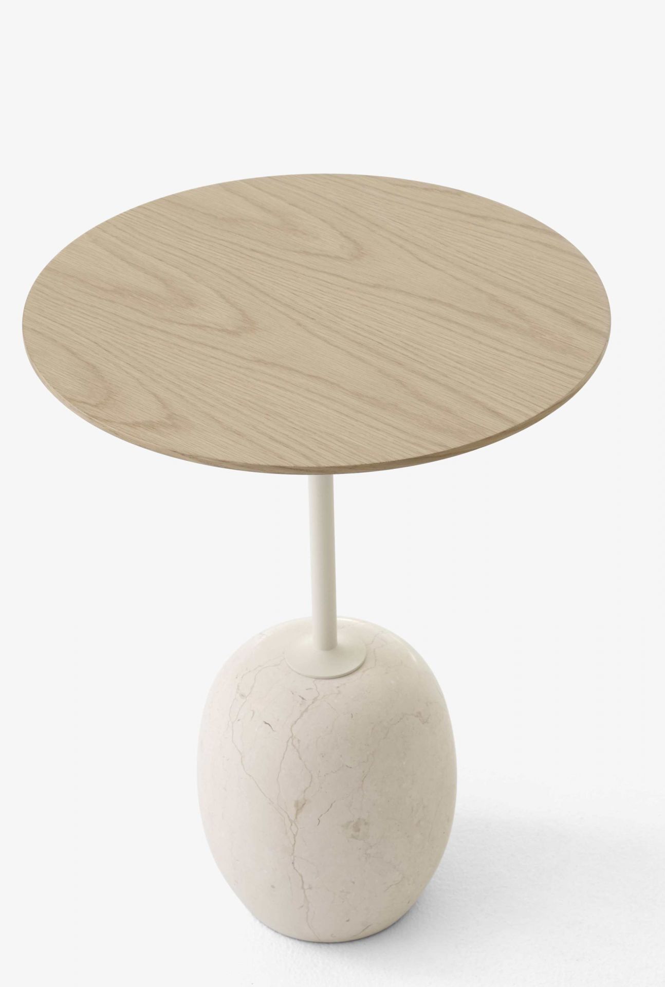 AndTradition Lato Beistelltisch mit runder Holzplatte und Marmorfuß, modernes Designmöbel.