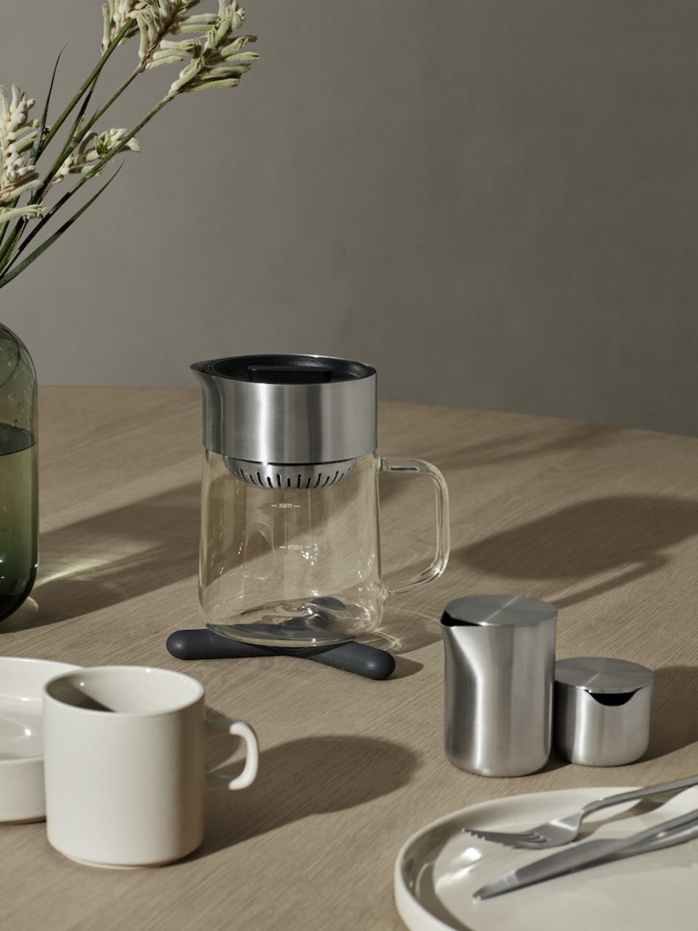 Tischgedeck mit Stella Besteck, Teekanne, Milchkännchen und Zuckerdose von Blomus EINZELSTÜCK.