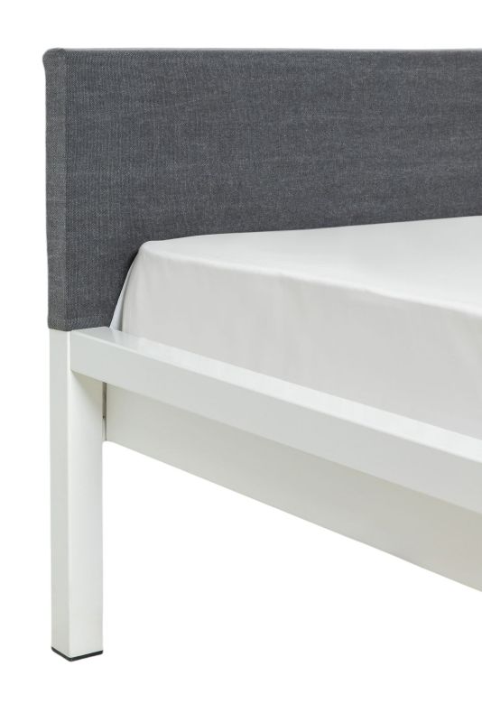 Detailaufnahme: Grauer Kopfteil Bezug für Pure Bett mit weißem, pulverbeschichtetem Stahlrahmen von Hans Hansen.