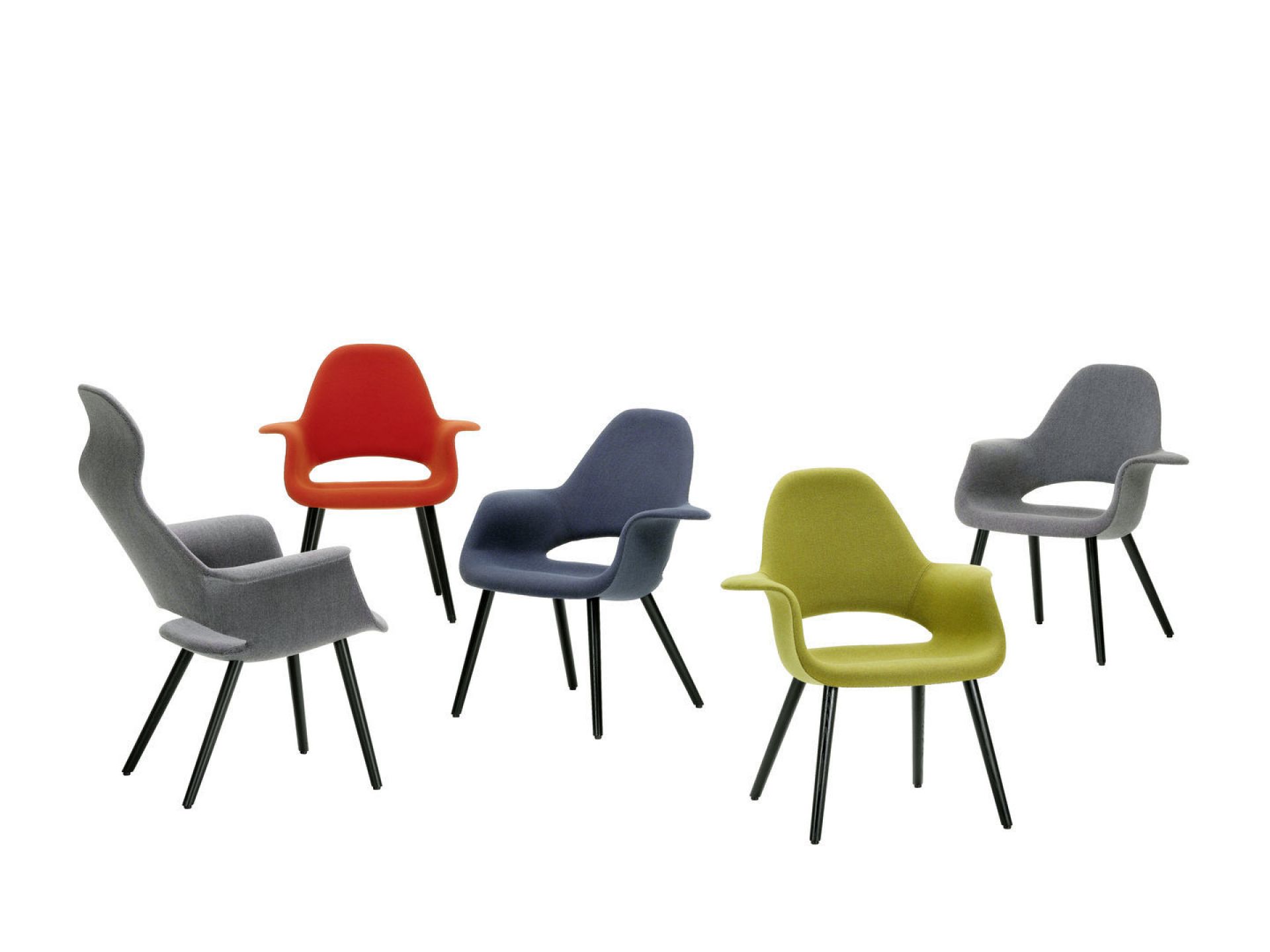 Fünf farbige Organic Chairs von Vitra mit schwarzen Beinen auf weißem Hintergrund. Designstuhl.