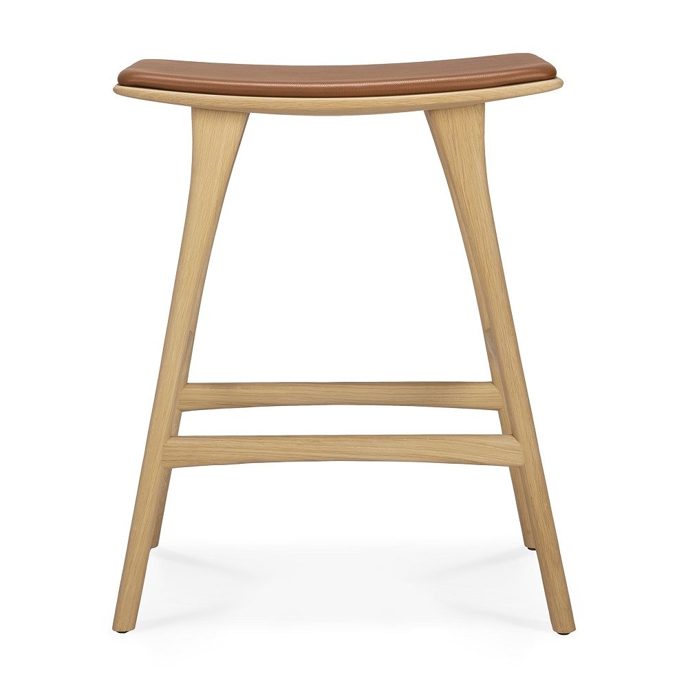 Osso Barhocker von Ethnicraft: Moderner Holz Barstuhl mit braunem Ledersitzpolster für Küche oder Bar.