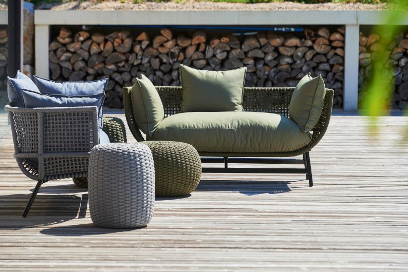 Suka Loungesofa von Jan Kurtz in Hellgrau und Grün, Outdoor Möbel aus Rattan.