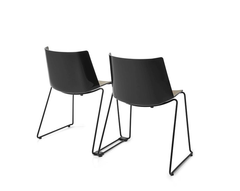 Zwei schwarze AÏKU Stühle mit Kufengestell von MDF Italia, Ansicht von hinten, moderne Sitzmöbel.