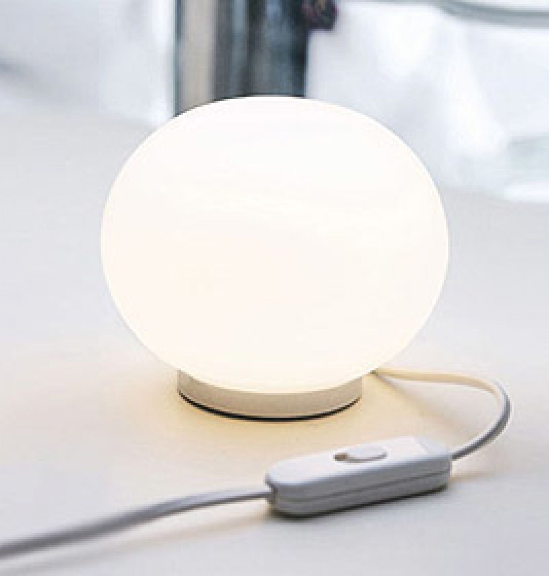 Weiße Glo-Ball Tischleuchte von Flos: Moderne Kugel-Lampe für Nachttisch oder Schreibtisch.
