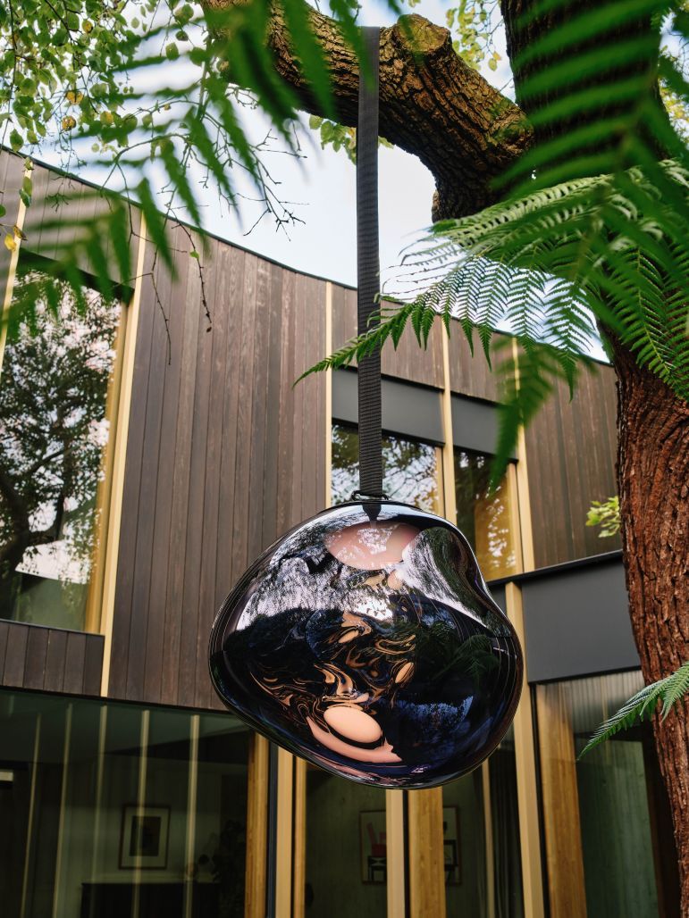 Nahaufnahme der Tom Dixon Melt Large LED Hängeleuchte in Opal, außen aufgehängt.