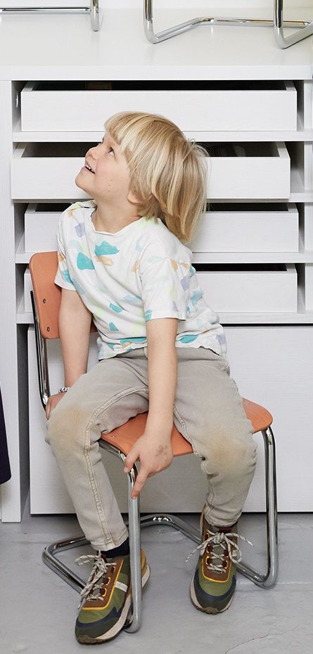 Kind sitzt auf einem S 43 K Kinderstuhl Freischwinger von Thonet, Blick nach oben.