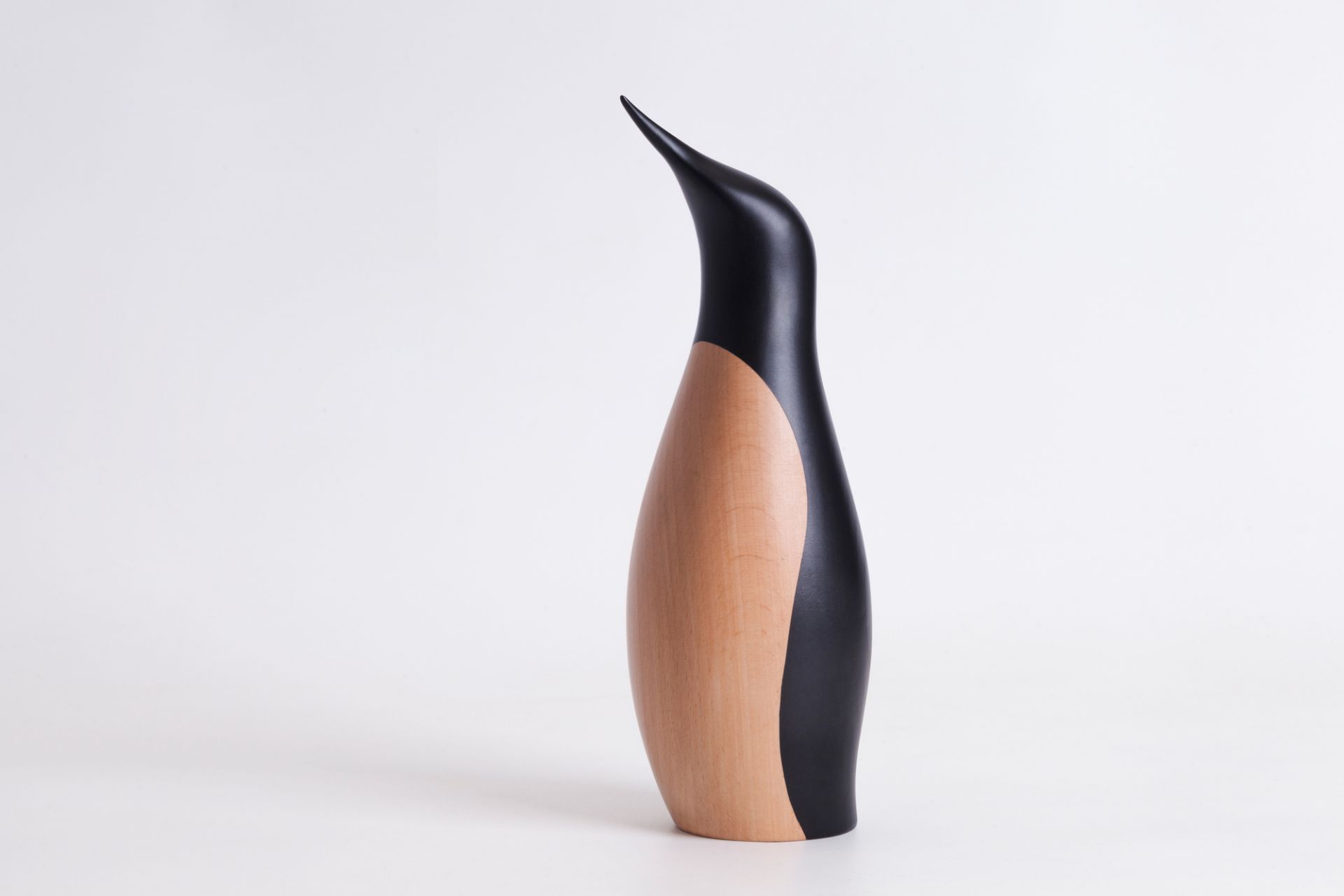 Großer Pinguin Holzfigur von Architectmade, einzigartige Dekoration aus Holz, handgefertigtes Designobjekt.