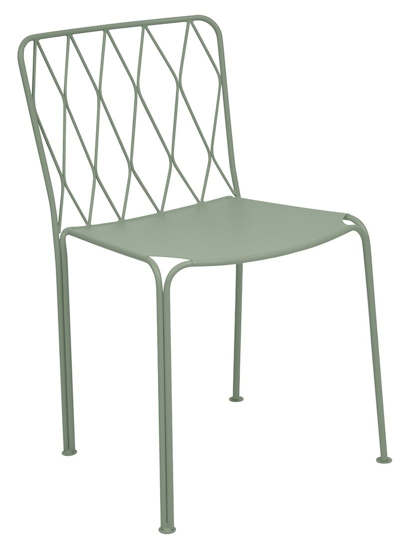 Grüner Kintbury Stuhl von Fermob für den Außenbereich, Metallstuhl mit filigranem Design.