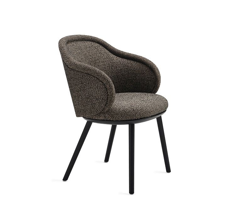 Ona Armlehnstuhl mit braunem Stoffbezug und schwarzem Gestell von Freifrau Manufaktur. Curved Design.